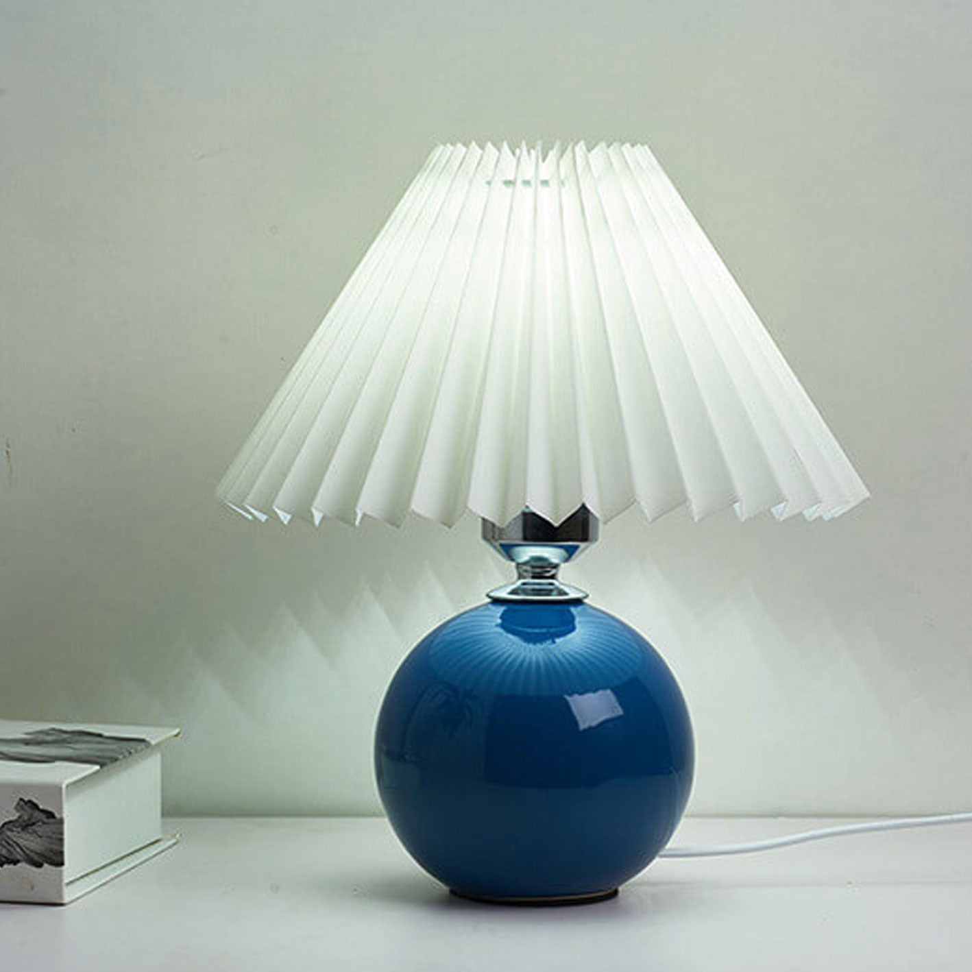 Lampada da tavolo nordica con base sferica in ceramica e paralume plissettato smerlato
