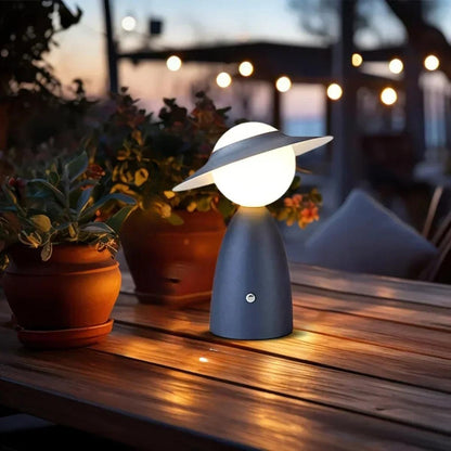 Lampada da tavolo regolabile con controllo touch, ricarica wireless e design a figura con cappello