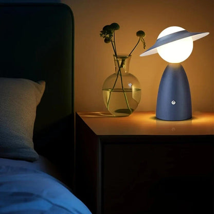 Lampada da tavolo regolabile con controllo touch, ricarica wireless e design a figura con cappello