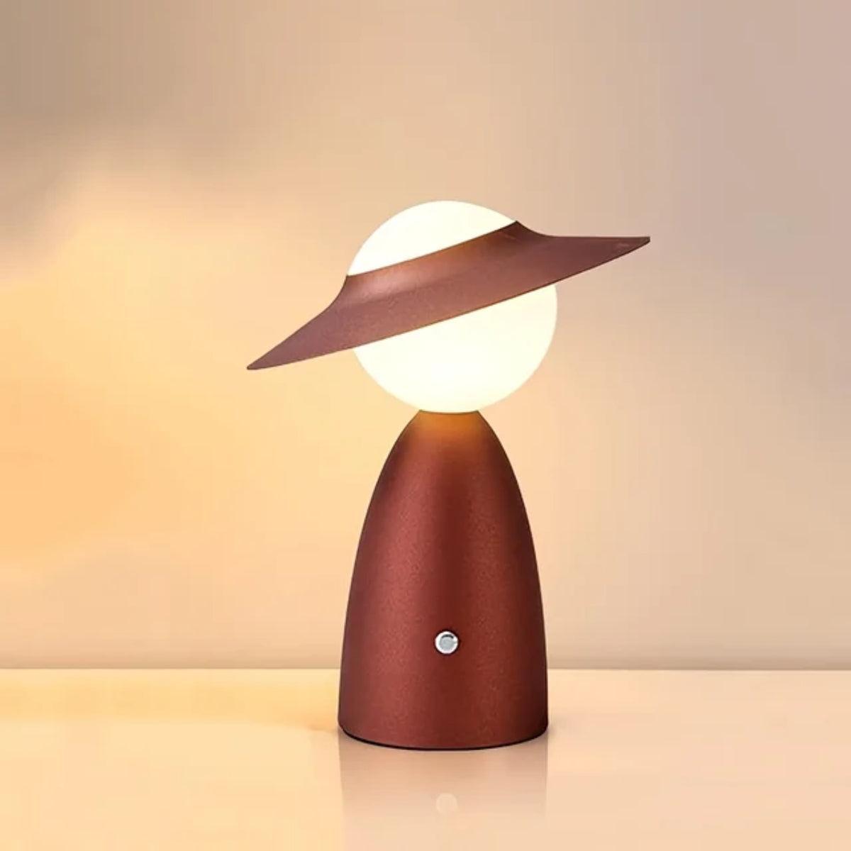 Lampada da tavolo regolabile con controllo touch, ricarica wireless e design a figura con cappello