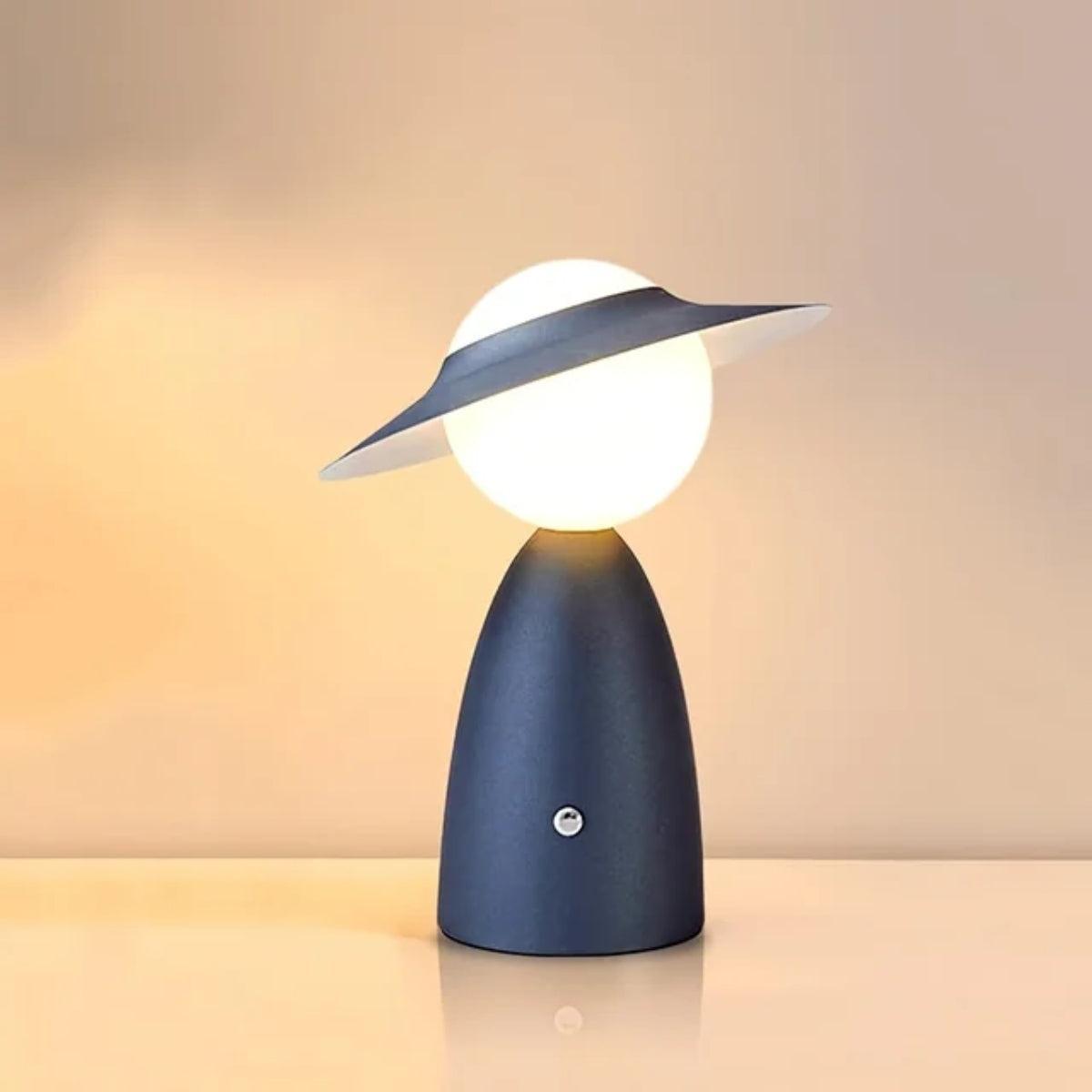 Lampada da tavolo regolabile con controllo touch, ricarica wireless e design a figura con cappello