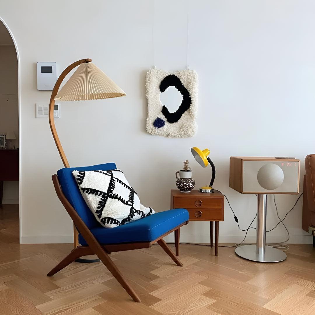 Lampada da terra ad arco con paralume plissettato dal design moderno