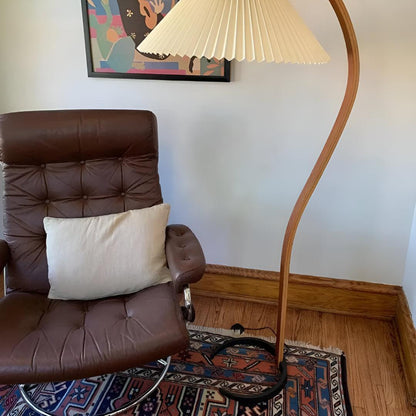 Lampada da terra ad arco con paralume plissettato dal design moderno