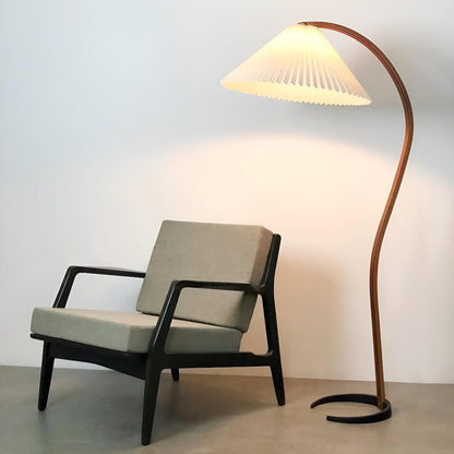 Lampada da terra ad arco con paralume plissettato dal design moderno