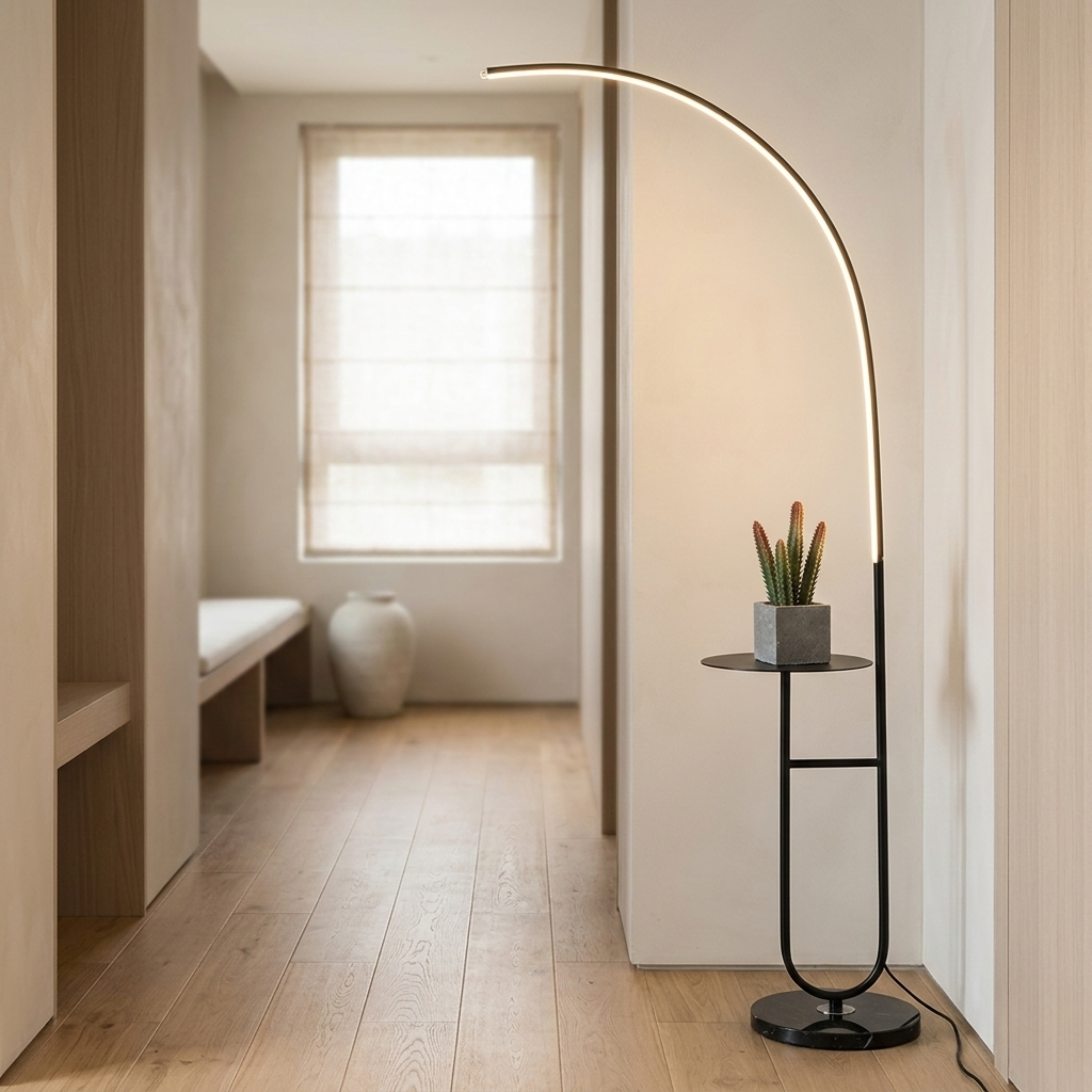 Lampada da terra ad arco nera con tavolino integrato e luce LED