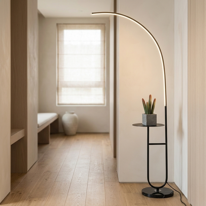 Lampada da terra ad arco nera con tavolino integrato e luce LED