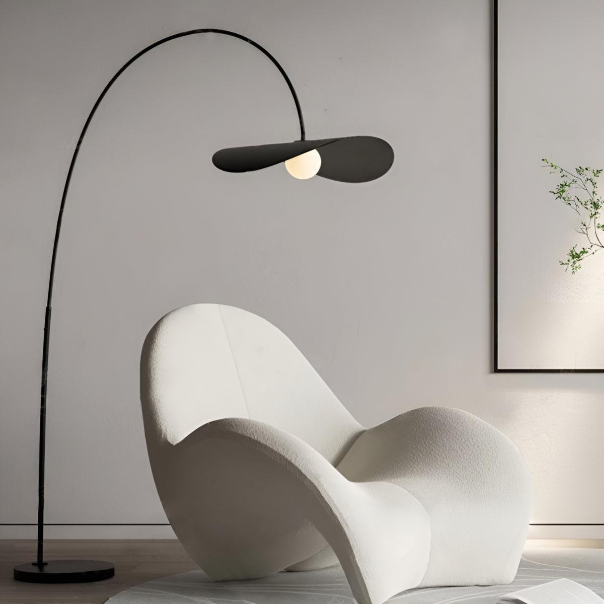 Lampada da terra ad arco wabi sabi dall'estetica minimalista giapponese