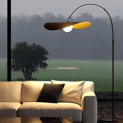 Lampada da terra ad arco wabi sabi dall'estetica minimalista giapponese