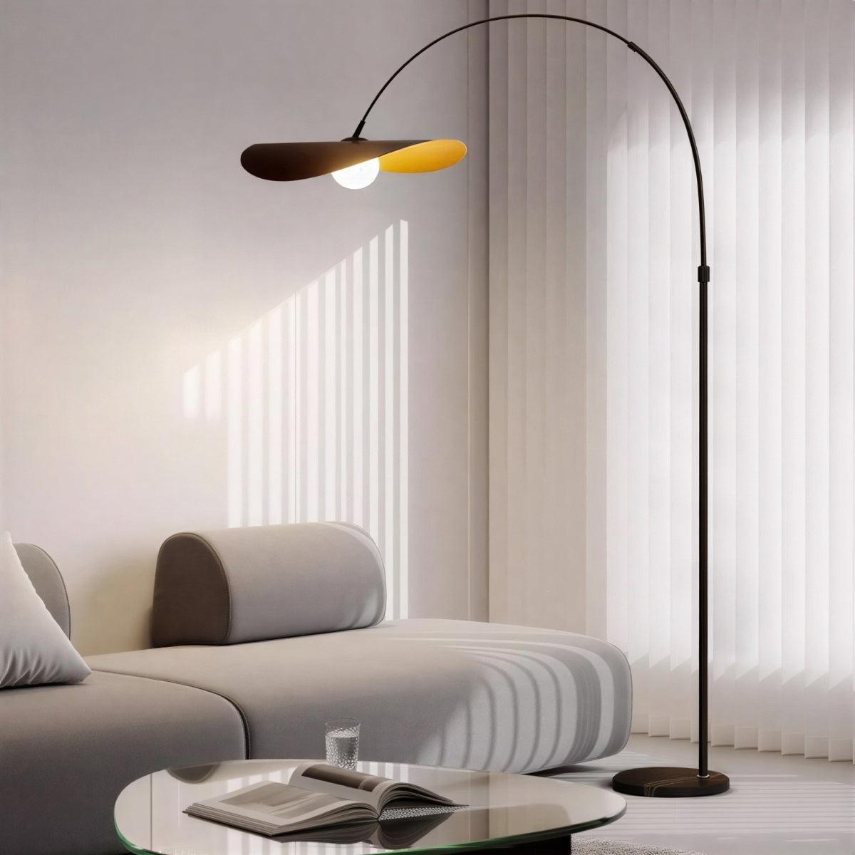 Lampada da terra ad arco wabi sabi dall'estetica minimalista giapponese