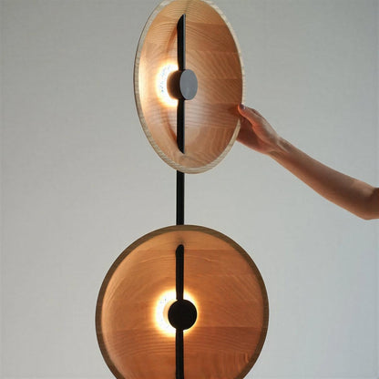 Lampada da terra contemporanea in ferro e legno con doppio disco scultoreo