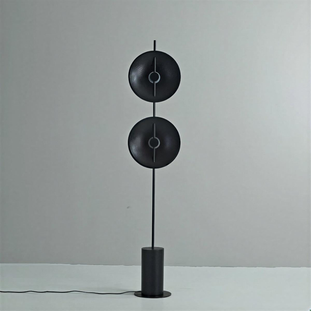 Lampada da terra contemporanea in ferro e legno con doppio disco scultoreo