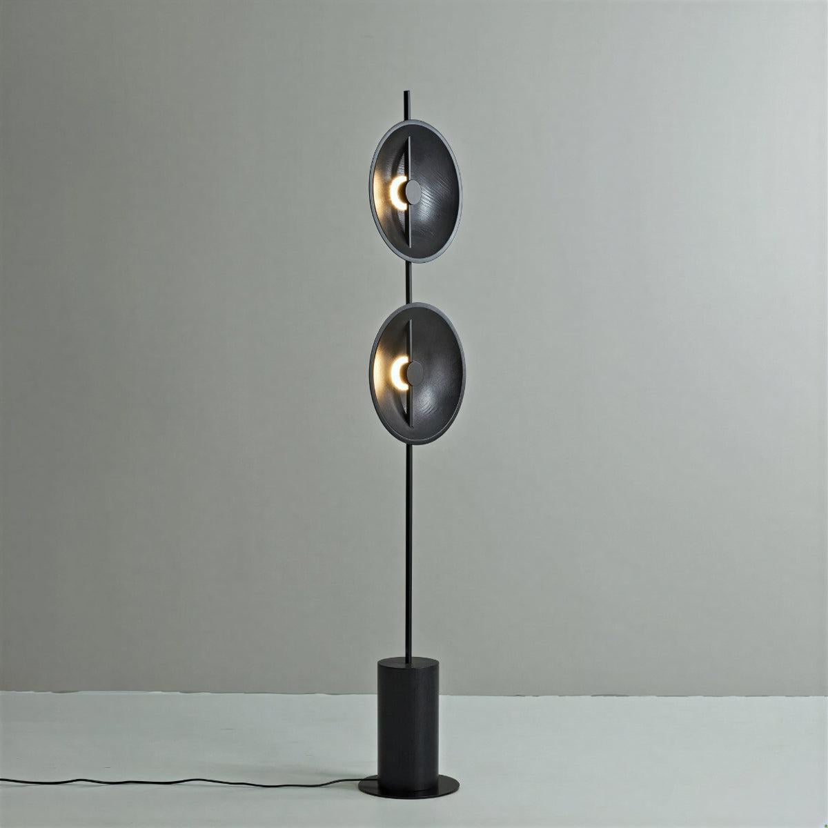 Lampada da terra contemporanea in ferro e legno con doppio disco scultoreo