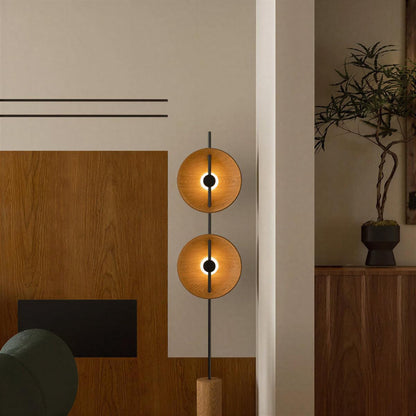 Lampada da terra contemporanea in ferro e legno con doppio disco scultoreo