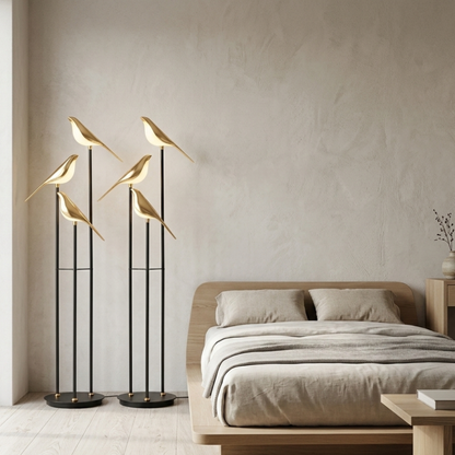 Lampada da terra in metallo nero con tre uccelli luminosi color oro