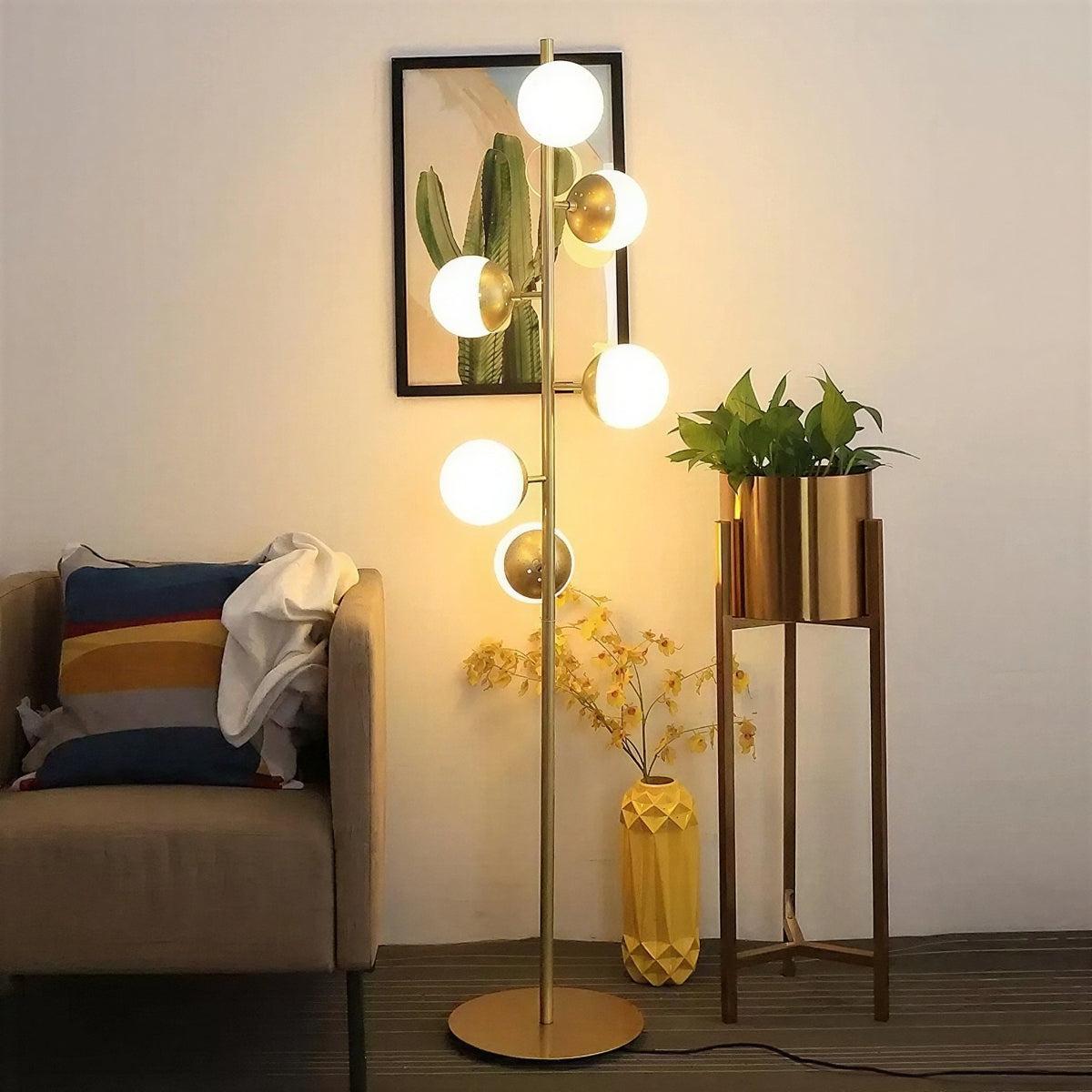 Lampada da terra oro con paralumi a globo in vetro e base in marmo