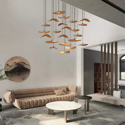 Lampadario a sospensione multiluce Bidi in legno, design scultoreo
