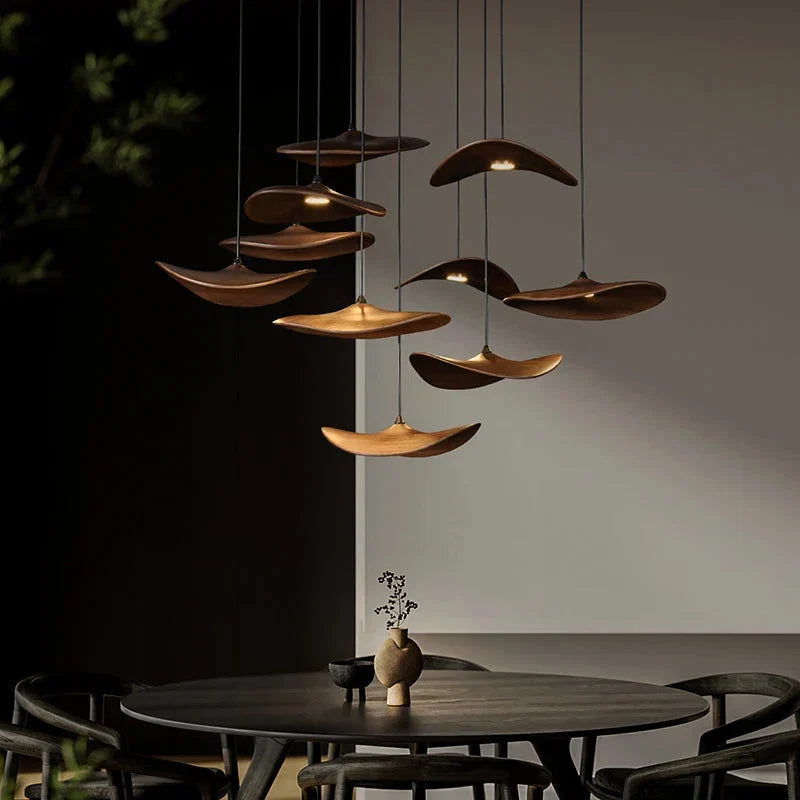 Lampadario a sospensione multiluce Bidi in legno, design scultoreo