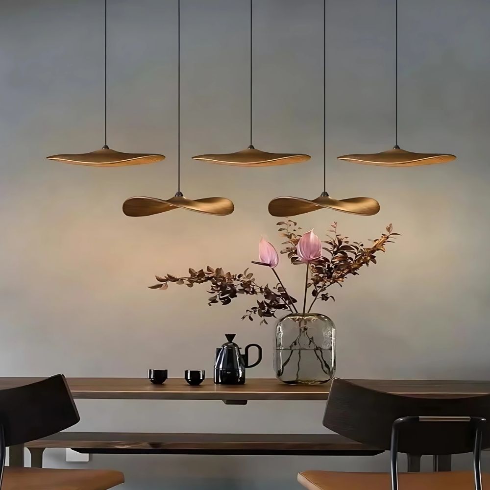 Lampadario a sospensione multiluce Bidi in legno, design scultoreo