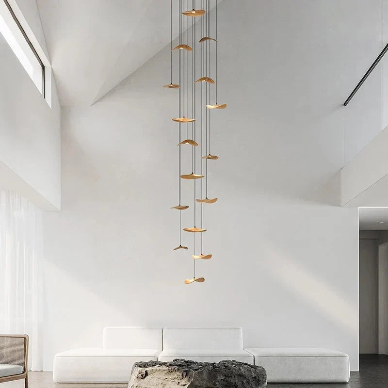 Lampadario a sospensione multiluce Bidi in legno, design scultoreo