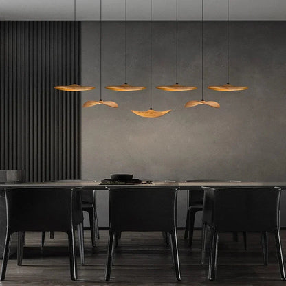 Lampadario a sospensione multiluce Bidi in legno, design scultoreo