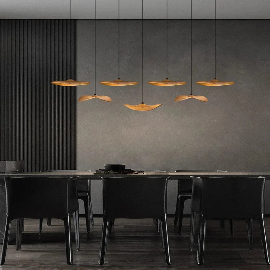 Lampadario a sospensione multiluce Bidi in legno, design scultoreo