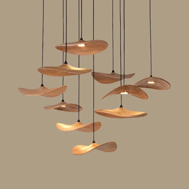 Lampadario a sospensione multiluce Bidi in legno, design scultoreo