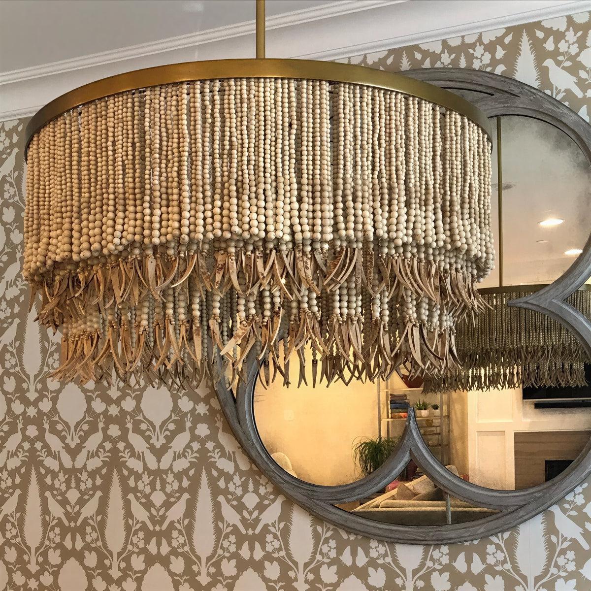 Lampadario boho in perle di legno con paralume a tamburo