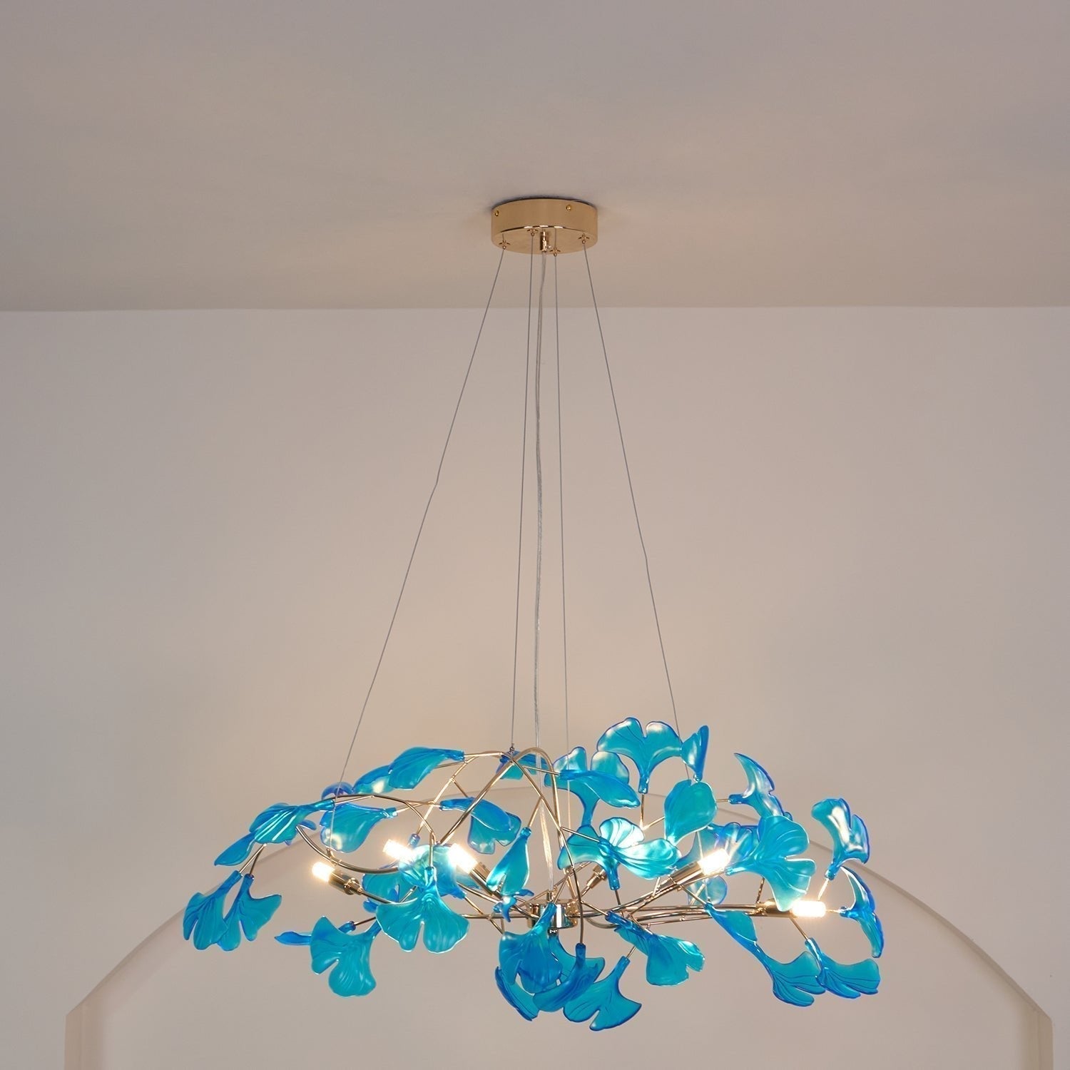 Lampadario botanico a ramo con foglie di ginkgo in acrilico e struttura in metallo, verde blu caffè