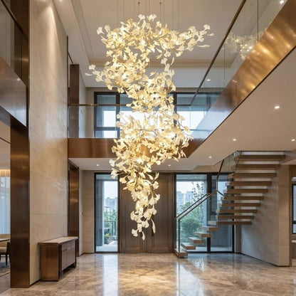 Lampadario Calla per scale in ceramica bianca e rame color oro