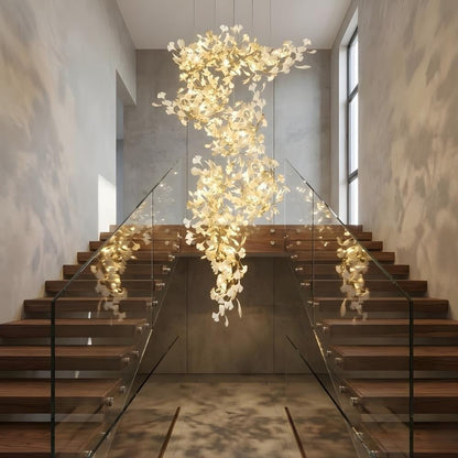 Lampadario Calla per scale in ceramica bianca e rame color oro
