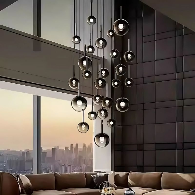 Lampadario Cleo per scale con sfere in vetro sfumato e telecomando