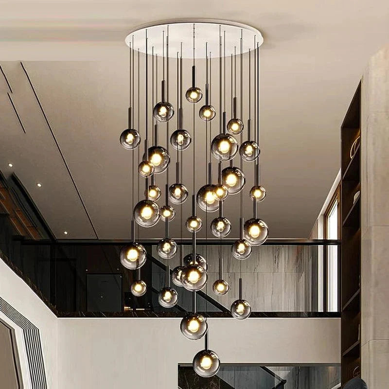 Lampadario Cleo per scale con sfere in vetro sfumato e telecomando