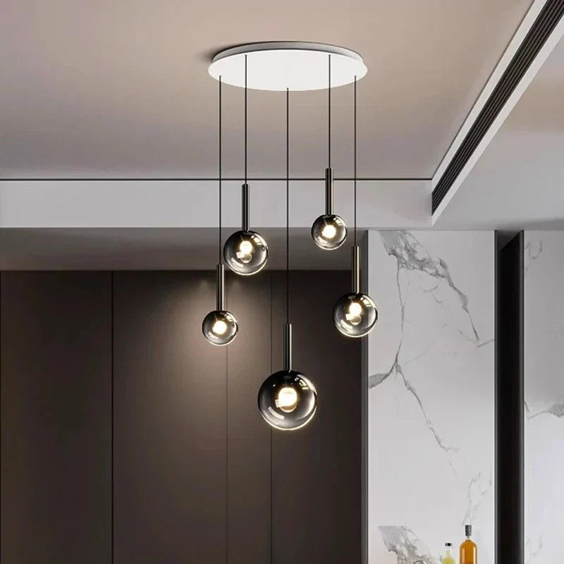 Lampadario Cleo per scale con sfere in vetro sfumato e telecomando