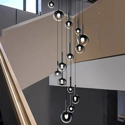 Lampadario Cleo per scale con sfere in vetro sfumato e telecomando