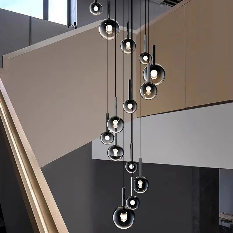 Lampadario Cleo per scale con sfere in vetro sfumato e telecomando