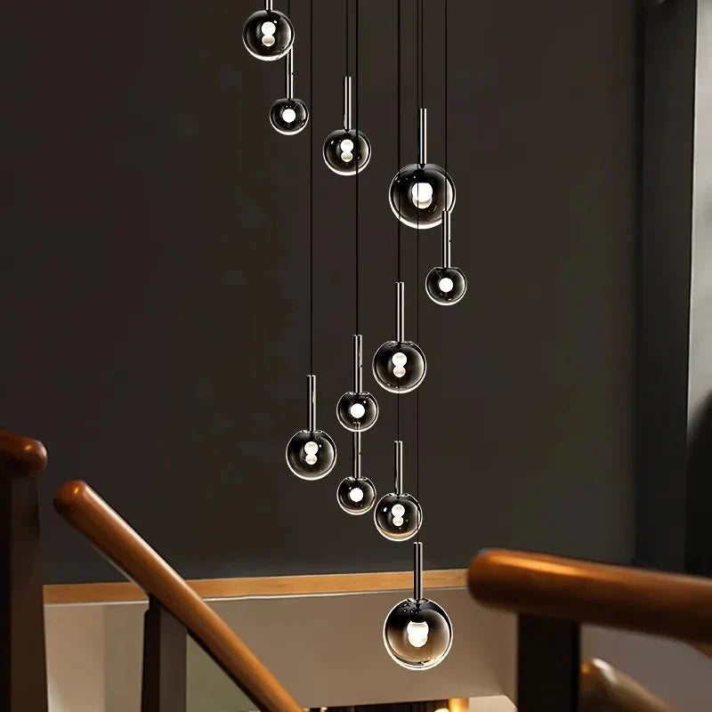 Lampadario Cleo per scale con sfere in vetro sfumato e telecomando