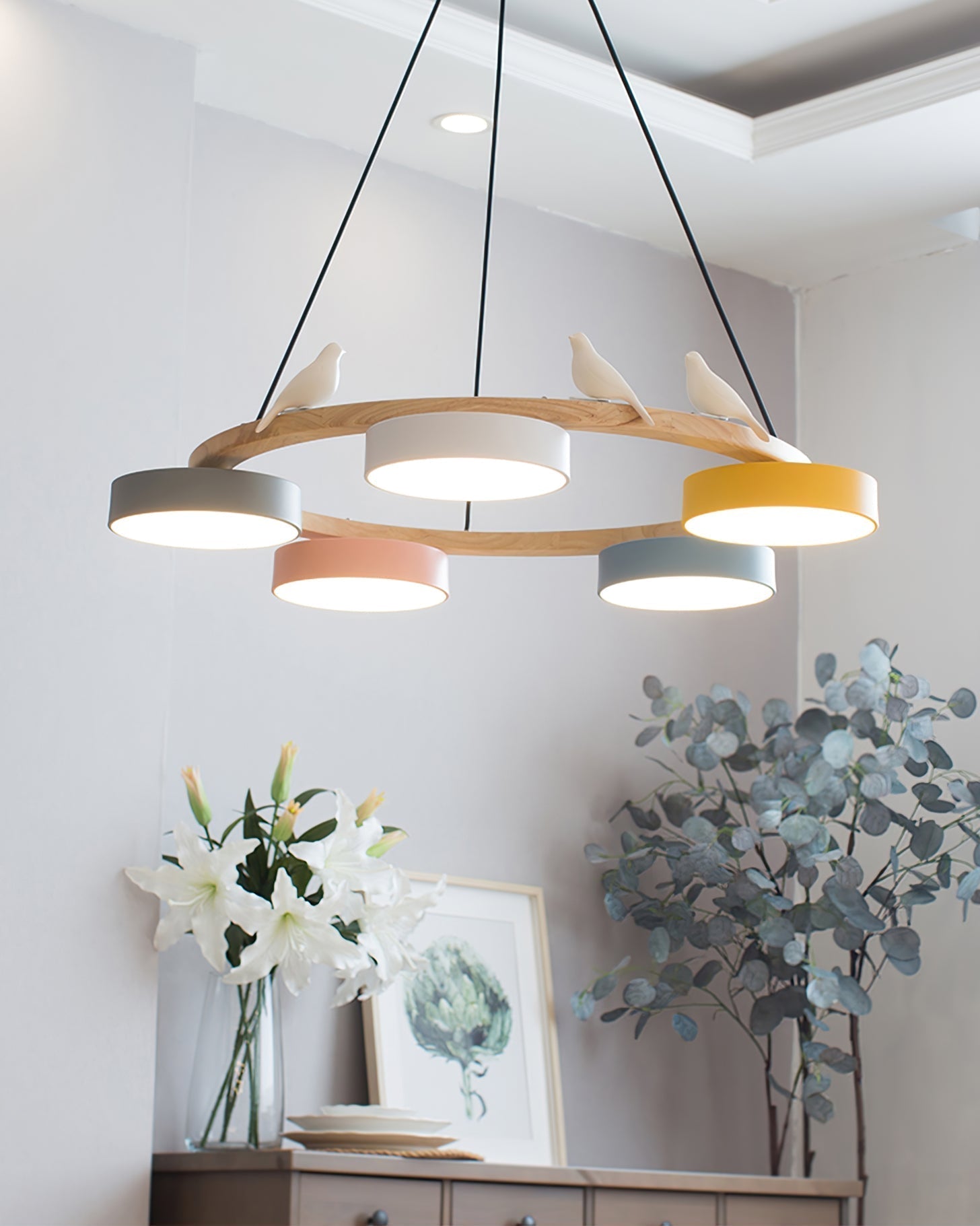 Lampadario LED nordico con anello in legno, paralumi cilindrici multicolore e decoro a uccellino