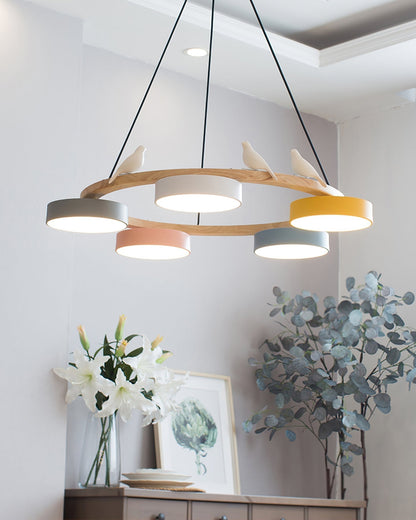 Lampadario LED nordico con anello in legno, paralumi cilindrici multicolore e decoro a uccellino