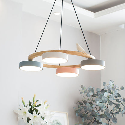Lampadario LED nordico con anello in legno, paralumi cilindrici multicolore e decoro a uccellino
