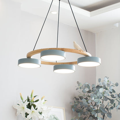Lampadario LED nordico con anello in legno, paralumi cilindrici multicolore e decoro a uccellino