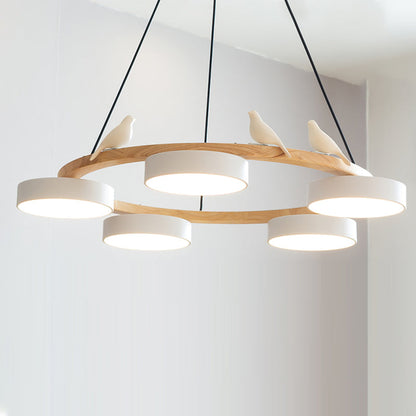Lampadario LED nordico con anello in legno, paralumi cilindrici multicolore e decoro a uccellino