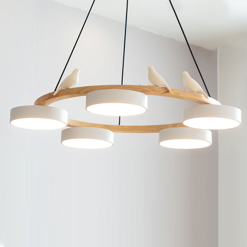 Lampadario LED nordico con anello in legno, paralumi cilindrici multicolore e decoro a uccellino