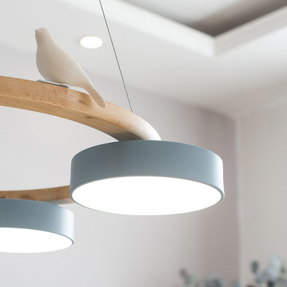 Lampadario LED nordico con anello in legno, paralumi cilindrici multicolore e decoro a uccellino
