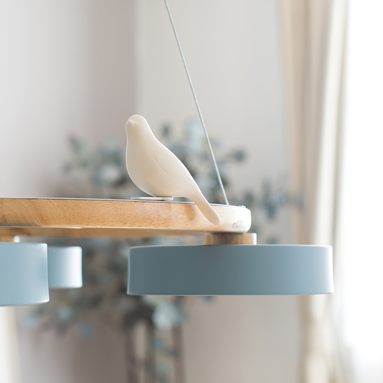 Lampadario LED nordico con anello in legno, paralumi cilindrici multicolore e decoro a uccellino