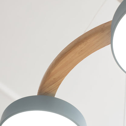 Lampadario LED nordico con anello in legno, paralumi cilindrici multicolore e decoro a uccellino