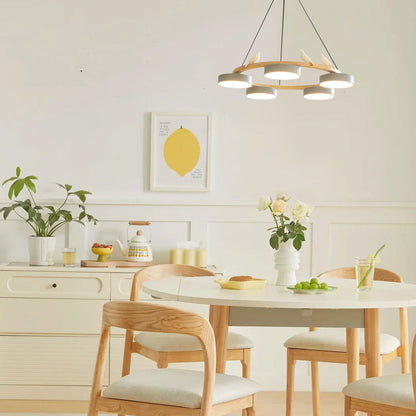 Lampadario LED nordico con anello in legno, paralumi cilindrici multicolore e decoro a uccellino