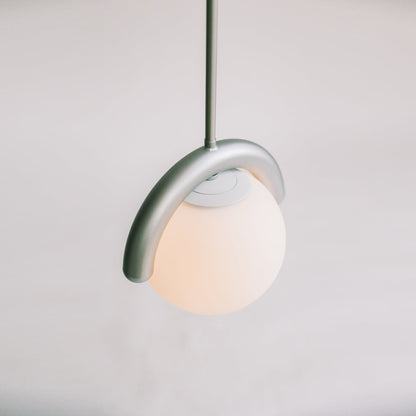 Lampadario lineare ondulato con globi in vetro bianco, design curvo