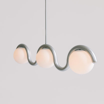 Lampadario lineare ondulato con globi in vetro bianco, design curvo