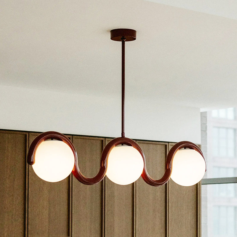 Lampadario lineare ondulato con globi in vetro bianco, design curvo