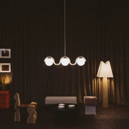 Lampadario lineare ondulato con globi in vetro bianco, design curvo